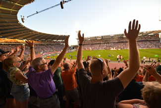 The Olympic athletes were being welcomed by 41500 enthusiastic visitors; together they tried to set the new world record: 'Most People Waving Hands Simultaneously'.